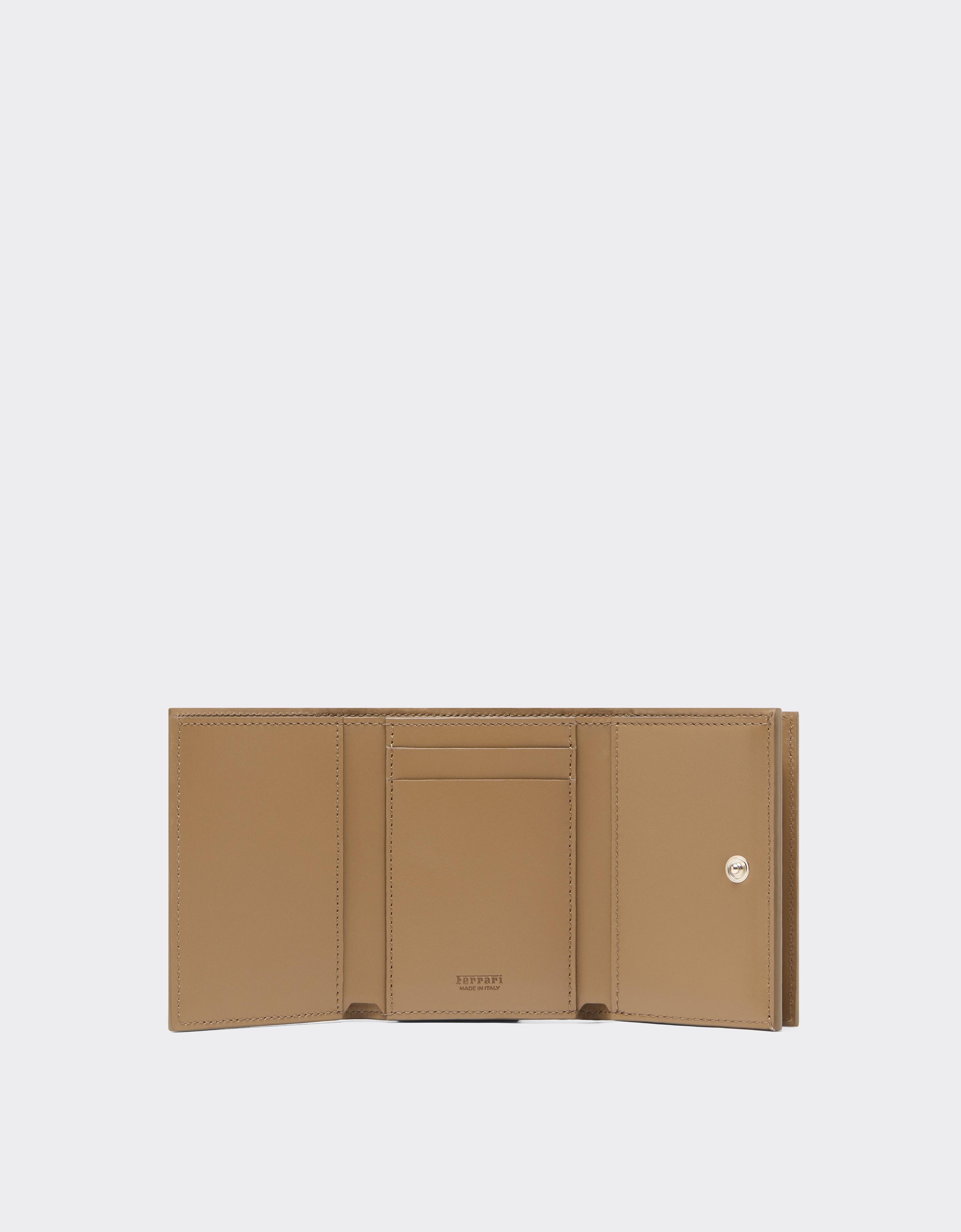 Portefeuille à trois volets en cuir avec coutures diagonales
