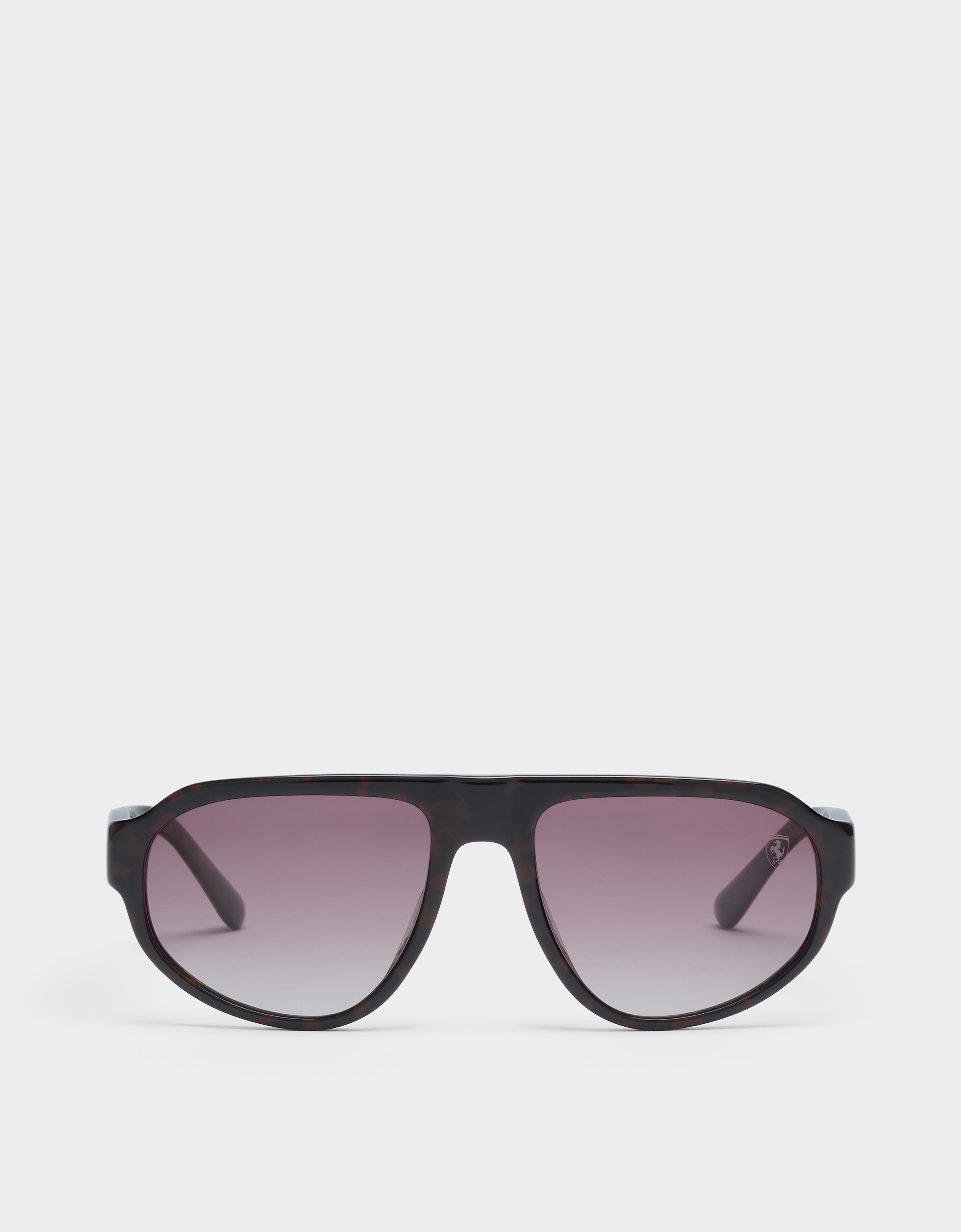 Scuderia Ferrari 0FZ6027 Sonnenbrille aus Havana- und Burgunder-Acetat mit rot verlaufenden Gläsern.