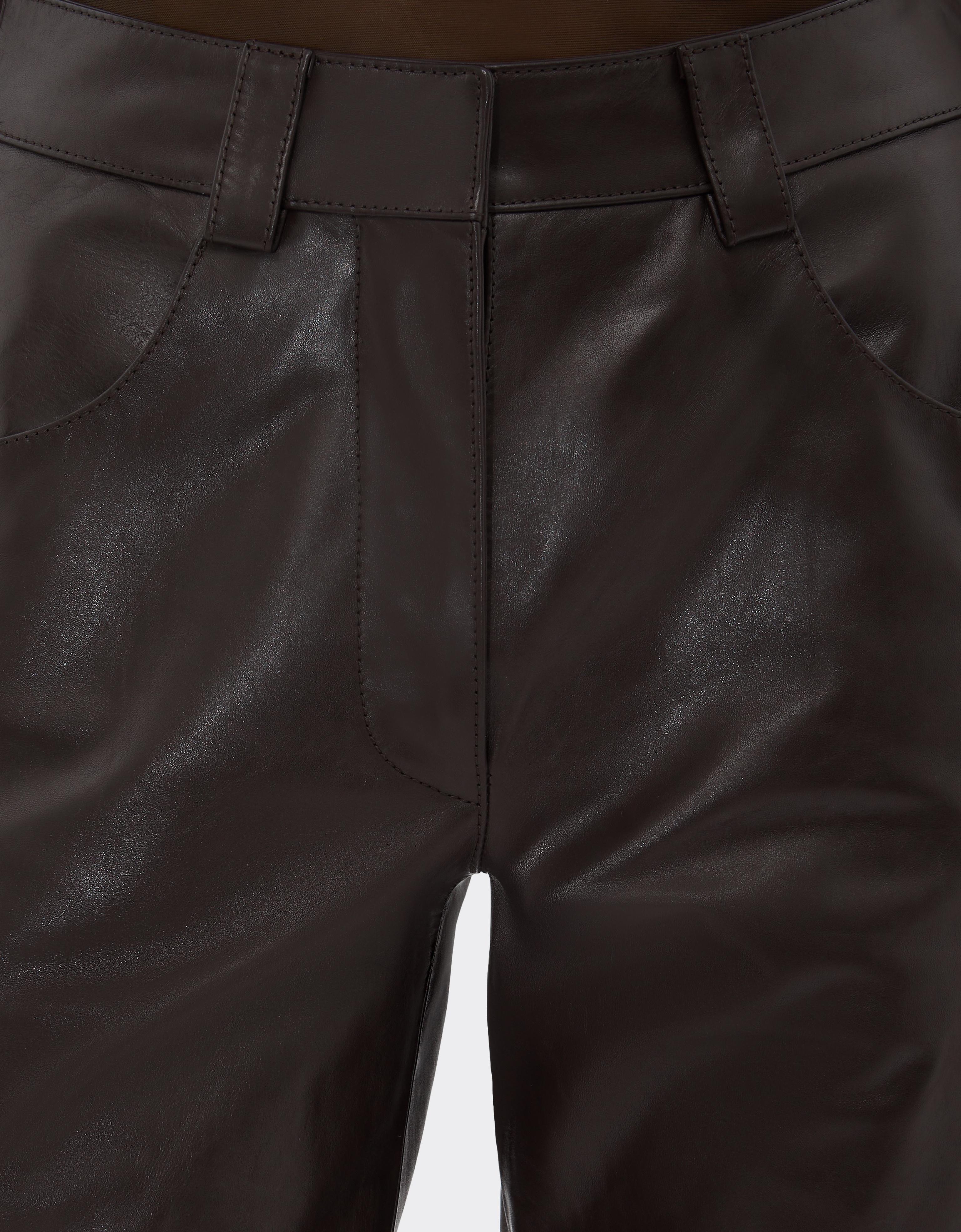 Pantalones de piel brillante