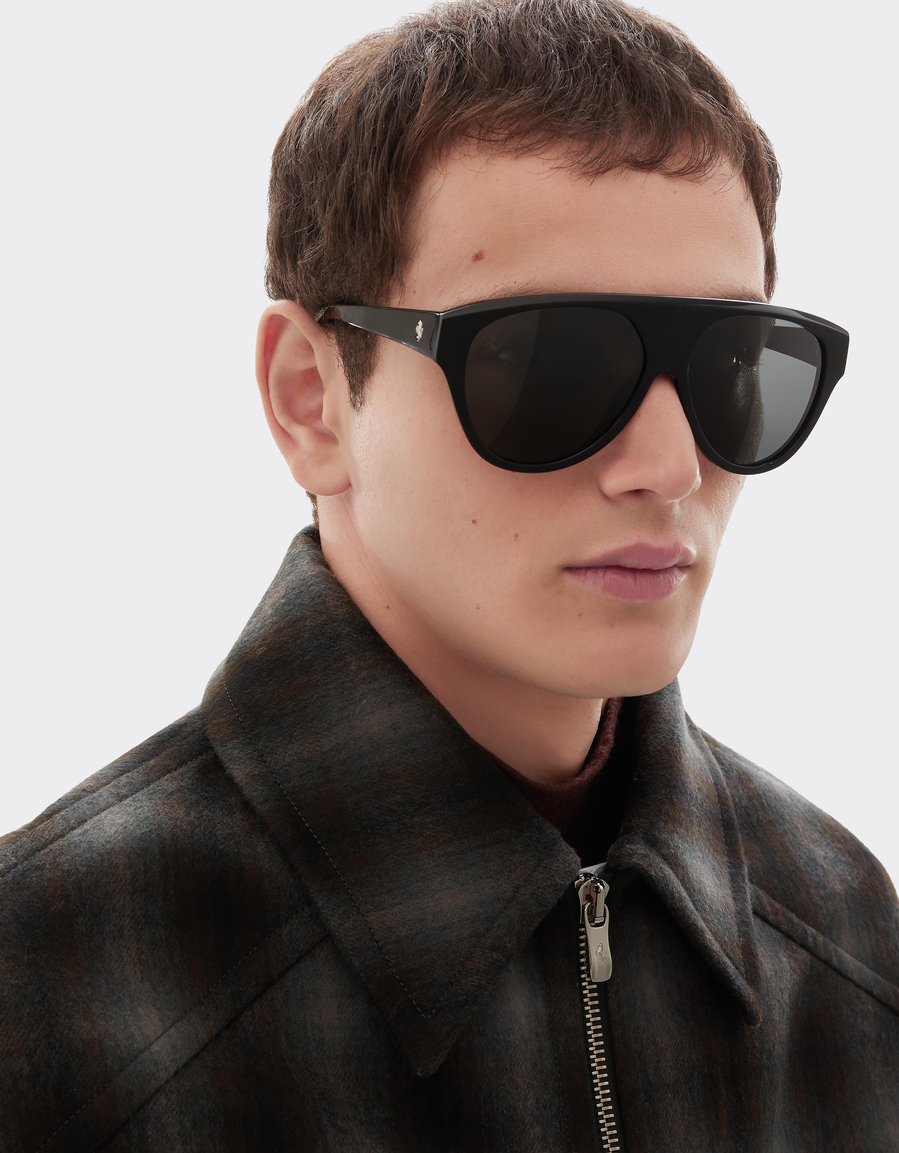 Gafas de sol de acetato negro con lentes negras polarizadas