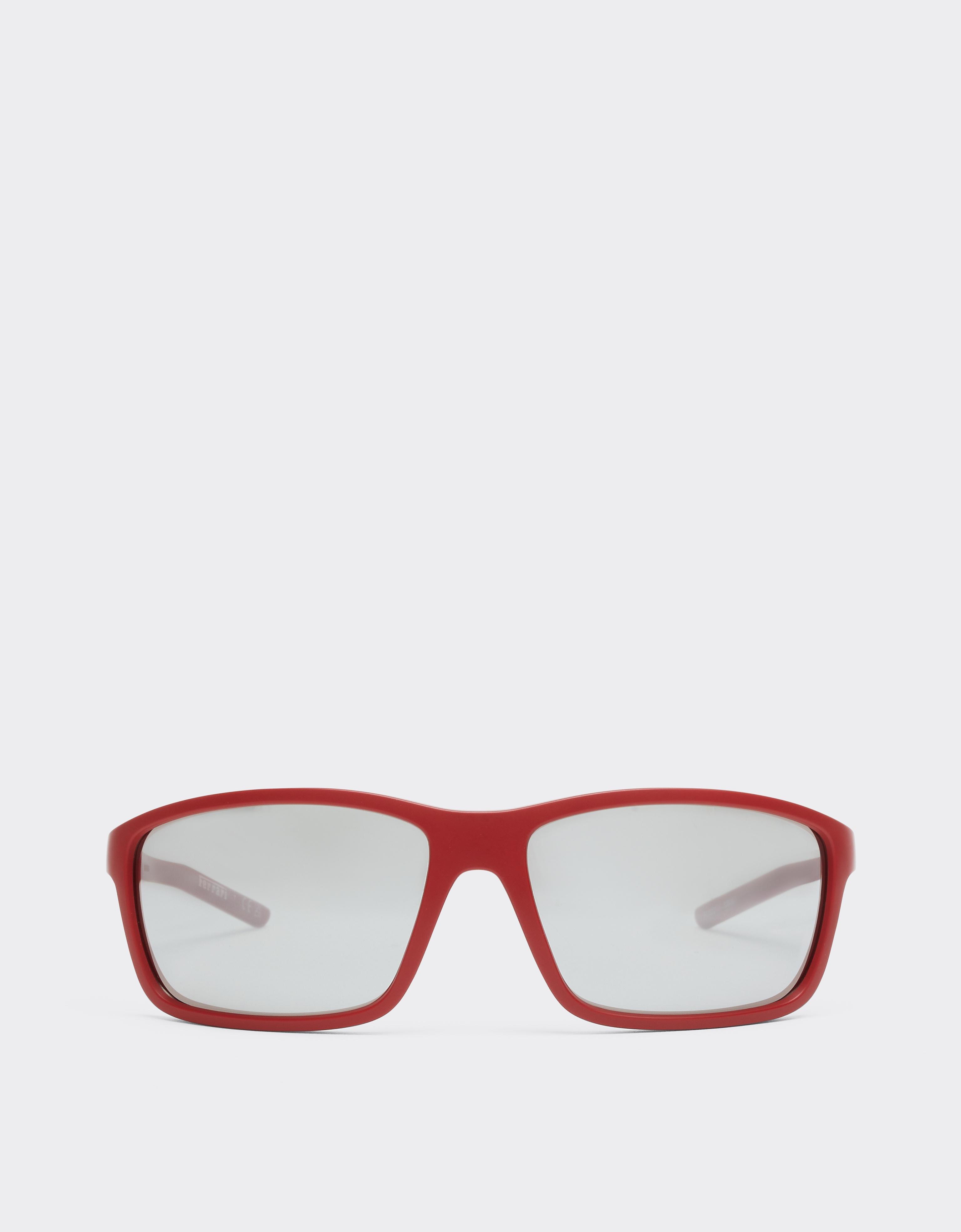 Scuderia Ferrari 0FZ6021 Sonnenbrille aus mattem Ferrari-Rot Spritzguss und Metall mit grau verspiegelten Gläsern.
