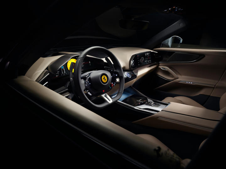 Rosso Scuderiaで販売中のFerrari Purosangue | Ferrari Dealer