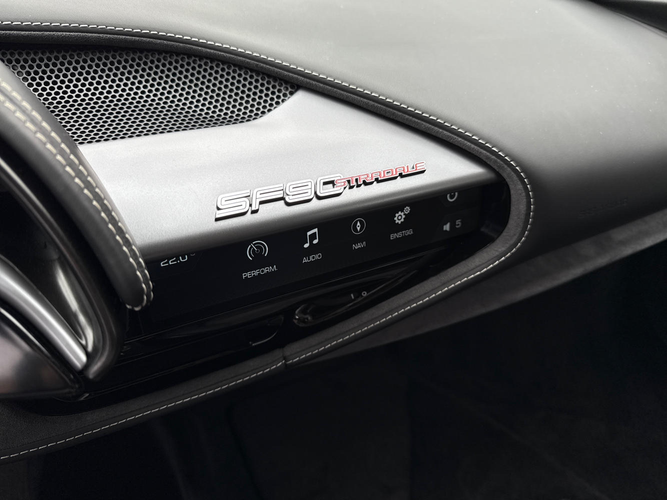 在Kassel出售2020 SF90 Stradale 易手车| 法拉利认证