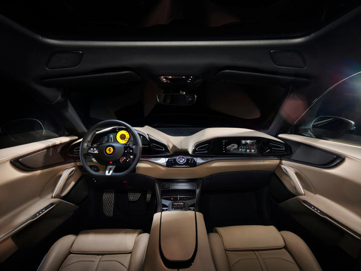 Rosso Scuderiaで販売中のFerrari Purosangue | Ferrari Dealer