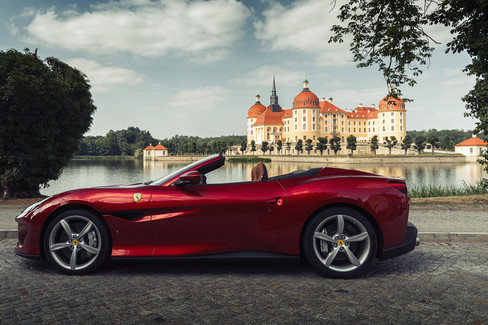 ferrari descapotable rojo 2023