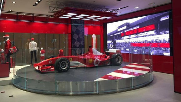 محل فيراري في دبي
